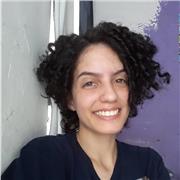 Professora de filosofia ensina para adolescentes interessados em melhorar suas notas na escola e prestar vestibular