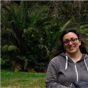 studentessa di biologia impartisce lezioni di matematica, fisica e scienze per studenti di scuola media e superiore