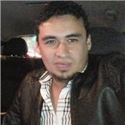 Profesor de ciencias sociales imparte clase a niños de cualquier edad