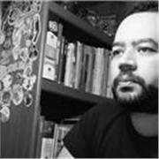 Diseñador Gráfico, Director de Arte y Profesor Universitario con más de 20 años de experiencia internacional en comunicaciónvisual