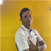 Profesor de educación física y estudiante de entrenador de fútbol imparte clases de futbol