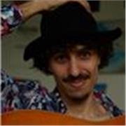 Attore e Cantautore propone lezioni di Chitarra e/o Ukulele mirate ad accompagnarsi la voce e divertirsi