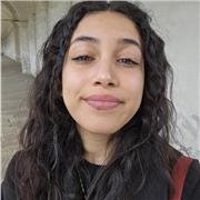 Studentessa universitaria, do lezioni sia per studenti delle scuole medie che delle superiori