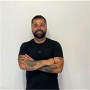 Profesor de apoyo escolar para niños que buscar desarrollar el inglés de manera fluida