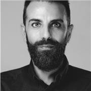 Fotografo professionista e docente di direzione della fotografia del cinema, offre lezioni di fotografia base e avanzata