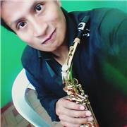 Docente imparte clases a estudiantes de todas las edades