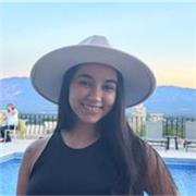 Profesora que imparte clases a alumnos de todas las edaes