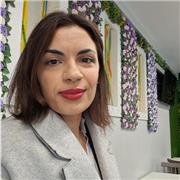 Laureata in Lingue moderne impartisce lezioni di inglese, francese e italiano con molto piacere, sia a casa (RoccagorgaLt) che onl