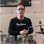 Profesor de batería con más de 10 años de experiencia docente en escuelas y conservatorios de Barcelona, y trayectoria reconocida