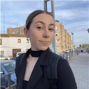 Soy graduada en Traducción. Me encanta ayudar a mis alumnos y me adapto a sus necesidades haciendo del inglés algo más accesible y divertido