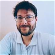 Maestro con dinámicas para aprender online de forma divertida y natural