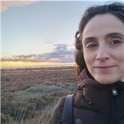 Profesora de español que enseña a niños de todas las edades