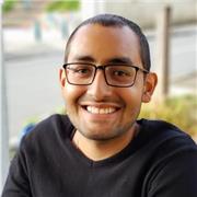 Profesor de natación imparte clases a niños y adultos a partir de 4 años