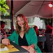 Studente universitaria impartisce ripetizioni di matematica per la scuola secondaria inferiore