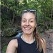 Profesora de terapias alternativas. Ayudo a las personas a comprenderse mejor, conectar con los demás y cumplir sus sueños.