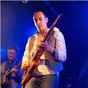 Guitariste professionnel donne cours
