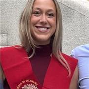 Me llamo Adriana y soy profesora de inglés, con un nivel C1 acreditado, impartiendo clases presenciales y online