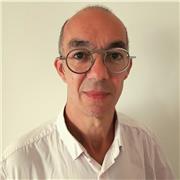 Prof à domicile donne des cours pour la création de sites Web.