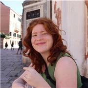 Hallo:) Mein Name ist Emma und ich bin 18 Jahre alt. Ich habe letztes Jahr mein Abi gemacht, unter anderem auch im Fach Französisch. Ich hatte immer sehr viel Spaß und Freude im Fach und habe bereits in meiner Schulzeit mit Erfolg Nachhilfe gegeben. Das w