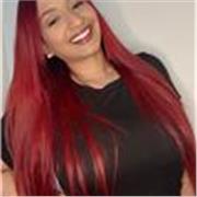 Profesora de español imparte clases a alumnos de todas las edades