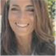 Doble licenciada en Periodismo y comunicación  audiovisual y máster en educación secundaria obligatoria