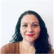 Profesor de psicología imparte clase a alumnos de preparatoria y universidad