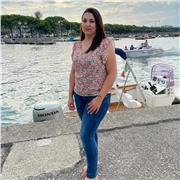 Insegnante di francese impartisce lezioni di fisica agli studenti delle scuole superiori