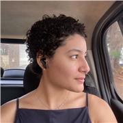 Professora de Libras (língua brasileira de sinais)