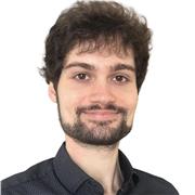 Laureato in comunicazione e specializzato in editoria e scrittura