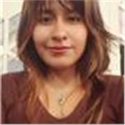 Profesora de Biología y Química imparte clases a alumnos preuniversitarios