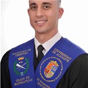 Estudiante de matemáticas a falta de 4 asignaturas para terminar la carrera con un año de experiencia en clases particulares.