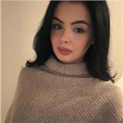 Ich bin noch keine ausgebildete Lehrerin, bringe jedoch große Freude an der Arbeit mit Menschen mit.