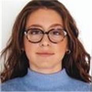 Studentessa di lingue che impartisce lezioni di spagnolo