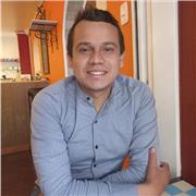 Profesor de Filosofía, Ciencias Sociales y Español que imparte clases a niños y jovenes