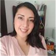 Profesora para la materia de Biología imparte clases a jovenes