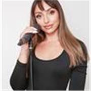 Offro lezioni di canto, recitazione e presenza scenica:
voce, corpo e verità.