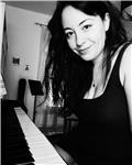 Insegnante di pianoforte, impartisce lezione di pianoforte, teoria musicale e solfeggio