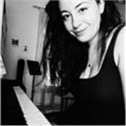 Insegnante di Pianoforte, impartisce lezione di pianoforte, teoria musicale e solfeggio