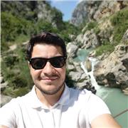 Insegnante di storia impartisce lezioni a studenti e studentesse delle scuole secondarie di I e II grado