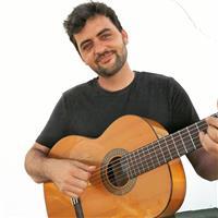 Soy un músico con grandes habilidades para la enseñanza. Toco la guitarra, el bajo, la batería, un poco de piano y de violín.