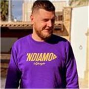 Esperto in economia impartisce lezione di economia aziendale