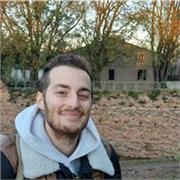 Docente di francese impartisce lezioni private online a student3 di scuola media, licei e università