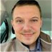 Muttersprachler in DGS ( Deutsche Gebärdensprache) mit pädagogischen Hintergrund.