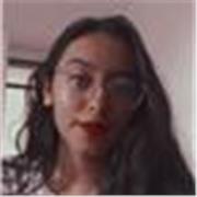 Profesora imparte clases a niños de entre 7 y 10 años de edad