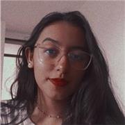 Profesora imparte clases a niños de entre 7 y 10 años de edad