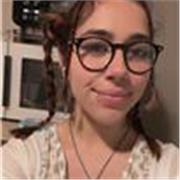 Studentessa da ripetizioni di matematica a bambini di scuole elementari