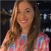 Docente di biologia impartise lezioni sia per ragazzi del liceo che per ragazzi universitari