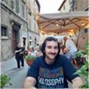 Uno studente di filosofia che fornisce ripetizioni di latino e di greco