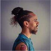 Profesor de Guitarra y Teoría Musical, adaptado a principiantes, y gente avanzada que quiera mejorar su técnica.