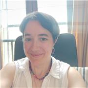 Spanisch-Lehrerin, mit der die Erwachsenen den mündlichen Ausdruck üben können